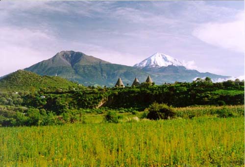 Vista del Tliltépetl (Volcán Sierra Negra), con el
Citlaltépetl (Pico de Orizaba) al fondo
